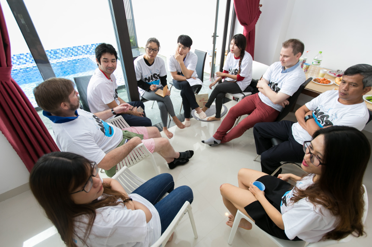 Startup entrepreneurs get advice from experts at a tourism mentoring bootcamp. Photo: MIST
