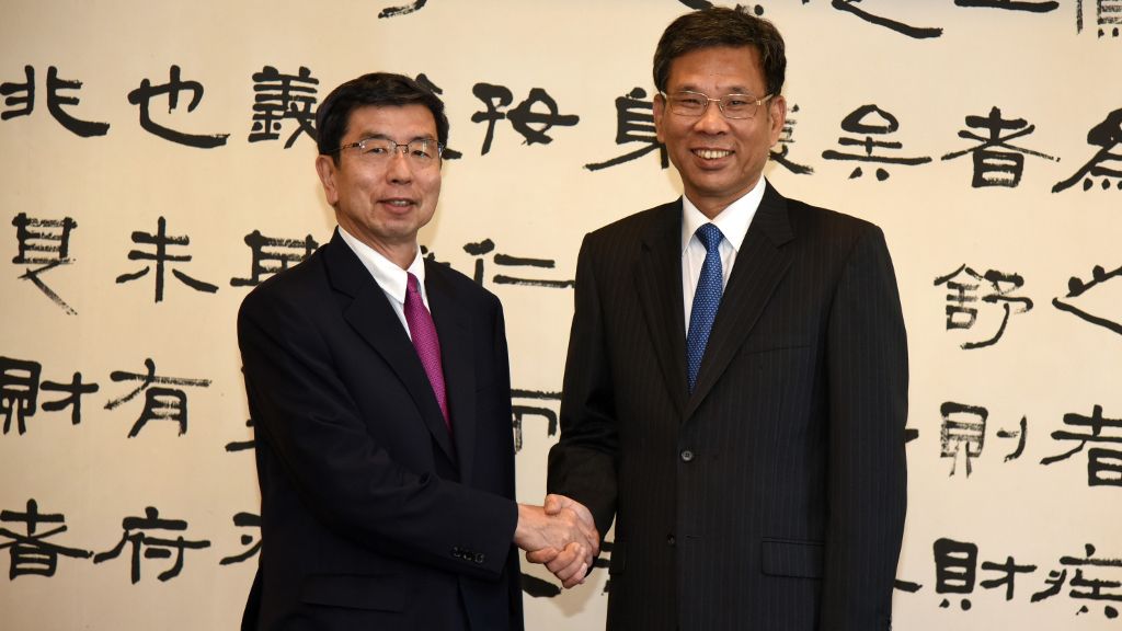 ADB President Mr. Takehiko Nakao (left) meeting with the PRC's Minister of Finance and ADB Governor Mr. Liu Kun (right).
